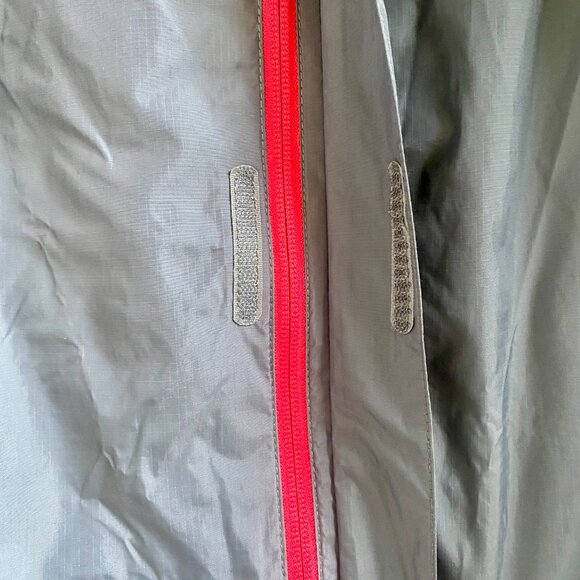 The North Face Boys Rain Jacket/Windbreaker with Hood, Gray, Size XL-18/20. - Picture 8 of 12